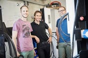 Die Köpfe hinter den Ladestationen von Evtec (von links): Firmengründer Roland Bucher und Markus Kramis sowie der Marketing-Verantwortliche Dominik Mock. (Bilder: Jakob Ineichen, Kriens 24. Juli 2019)