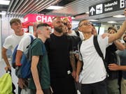 Daniele De Rossi posiert vor seinem Abflug nach Argentinien mit Fussballfans am Flughafen von Rom (Bild: KEYSTONE/EPA ANSA/TELENEWS)