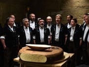 Ein Männerchor beschallt einen Käse: Mit Bildern wie diesen wirbt der Burgdorfer Beat Wampfler für seinen musikalischen Käse. Derzeit in Arbeit: «Dr Trueberbueb» mit dem Refrain «I bin ä Ämmitaler» (Bild: Handout)