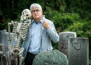 Der Tod macht ihm keine Angst: Pfarrer Marcel Ruepp mit Skelett auf dem Friedhof von Wuppenau. (Bild: Reto Martin)