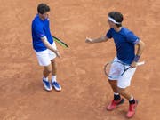 Jakub Paul (links) und Marc-Andrea Hüsler scheiterten im Doppel in den Halbfinals mit 4:6, 4:6 (Bild: KEYSTONE/PETER SCHNEIDER)