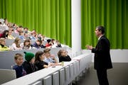 Studenten-Nachwuchs im Hörsaal: Vorleasung an der Kinderuni Luzern mit Professor Boris Previsic. (Bild: Manuela Jans, 26. Februar 2016 )