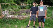 Gilles Zgraggen (links) und Micheal Arnold neben ihrem selbst gebauten Fischteich. (Bild: Franz Imholz, Witerschwanden, 17. Juli 2019)