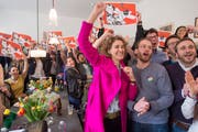Flavia Kleiners Jubel im pinken Mantel: Dieses ikonenhafte Bild entstand am 28. Februar 2016, als klar war, dass die SVP-Durchsetzungsinitiative abgelehnt wird. (Bild: Keystone/Lukas Lehmann)