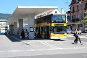 Ein bisheriges Doppelstock-Postauto ist zur Abfahrt ab Wattwl bereit. (Bild: Martin Knoepfel)