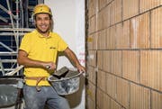 Yusuf Rashidi macht weiter und beginnt in Baar bald die zweijährige Zusatzlehre zum Maurer mit eidgenössischem Fähigkeitszeugnis. Bild: Philipp Schmidli/PD