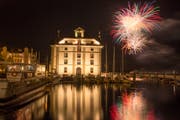 Das Feuerwerk in Rorschach zieht bei trockenem Wetter hunderte Besucher an. (Bild: Christof Sonderegger)