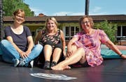 Zügelpause auf dem Trampolin, von links: Manuela Grünenfelder (Schülerhort-Mitarbeiterin), Claudia Tobler (Leiterin Schülerhorte in Heerbrugg und Au) und Ester D’Alessandro (Gruppenleiterin Schülerhort Frechdachs, Heerbrugg). Im «Frechdachs» sind ausserdem Claudia Staudacher als Gruppenleiterin des Mittagstisches und Vroni Sieber als Mitarbeiterin tätig.Bild: Monika von der Linden