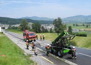 Die Feuerwehr konnte den Fahrzeugbrand rasch löschen. (Bild: Kantonspolizei Schwyz)