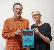 Stadtrat und Ideengeber Gregor Rominger sowie Künstlerin Cornelia Bein zeigen einen Robidog-Beutel mit besonderem Design.Bild: PD