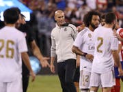 Zinedine Zidane beobachtet den Auftritt seiner Spieler gegen Stadtrivale Atlético kritisch (Bild: KEYSTONE/AP/STEVE LUCIANO)