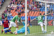 Basels Goalie Jonas Omlin hat das Nachsehen, Cedric Itten bejubelt sein 1:0. (Bild: Georgios Kefalas/KEY)