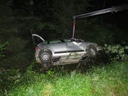 Einem Fuchs ausgewichen: Das Auto überschlug sich mehrmals, der Lenker verletzte sich leicht. (Bild: Kantonspolizei Aargau)