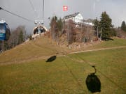 Start abgebrochen: Ein Gleitschirmpilot ist auf dem Weissenstein in einen Hang geprallt und hat sich mittelschwer verletzt. (Bild: KEYSTONE/PETER KLAUNZER)