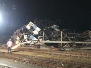 In Birsfelden BL hat der Gewittersturm in der Nacht einen 400-Tonnen-Brückenkran zum Einsturz gebracht. (Bild: K)
