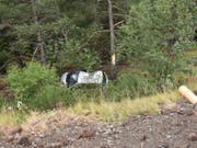 Acht Meter tief stürzte das Auto eines 18-Jährigen am Samstagmorgen in Brienz GR nach einem Selbstunfall in die Tiefe. (Bild: Kantonspolizei Graubünden)