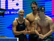 Die Schweizer Staffelschwimmer freuen sich über den deutlich unterbotenen Schweizer Rekord (Bild: KEYSTONE/EPA/PATRICK B. KRAEMER)