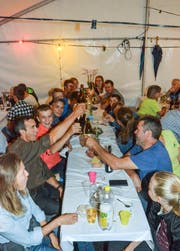 Die Festbesucher feiern ausgelassen in die Nacht hinein.