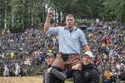 Pirmin Reichmuth feiert seinen Festsieg nach dem gestellten Schlussgang gegen Joel Wicki. (Bild: Urs Flüeler/Keystone, 28. Juli 2019)