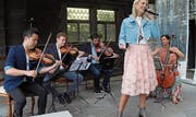 So hat man die Schlagersängerin noch nie gesehen: Kurz vor dem 1. August trat Linda Fäh gestern auf dem Rütli mit einem klassischen Orchester auf. Bild: Robi Kuster (Rütli, 18. Juli 2019)