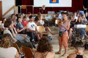 Gebannt hören die Klimajugendlichen in der Plenumsversammlung zu. Zeichensprache und Dolmetscherinnen unterstützen die Diskussionen. (Bild Annette Boutellier)
