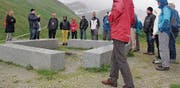 Ein Feuerplatz umgeben von vier glatten Steinquadern – ein Werk des Schweizer Künstlers Max Bill. Bild: Paul Gwerder (Furkapass, 29. Juli 2019)