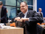 CVP-Nationalrat Claude Béglé distanziert sich auch nach seiner Rückkehr aus Nordkorea nicht von seinen umstrittenen Tweets. (Bild: KEYSTONE/PETER KLAUNZER)