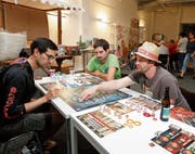 Volle Konzentration an der Spielnacht (von links): Christian Haller, Michel Schmid und Yves Hess. (Bild: Stefan Kaiser, Zug, 27. Juli 2019)
