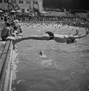 Seit jeher lockt bei heissen Temperaturen ein Sprung ins kühle Nass – so wie hier im Sommer 1947. (Bild: ETH-Bibliothek Zürich/Comet Photo AG/Com_M01-0455-0005/CC BY-SA 4.0)