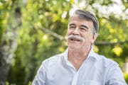 Jürg Schumacher im Garten seines Zuhauses in Märstetten. (Bild: Andrea Stalder)