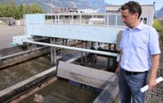Beat Furger, Geschäftsführer der Abwasser Uri, schaut kritisch auf den Zulauf der ARA Altdorf. Bild: Bruno Arnold (Altdorf, 18. Juli 2019)