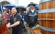 Mit einem Schwert-Fassanstich hätte Martin Sewer Geschichte geschrieben. Für den richtigen Fassanstich nahm er dann jedoch den Holzhammer in die Hand. (Bilder: Christoph Heer)