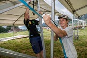 Die Aufbauarbeiten für das Festival sind in vollem Gang – rechts Bauchef Daniel Zihlmann. (Bilder: Eveline Beerkircher, Schüpfheim 27. Juli 2019)