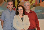 Sind nach der langen Versammlung erleichtert: Präsident Thomas Leuch, Vizepräsidentin Pascale Wallroth und Vorsteherschaftsmitglied Heinz Lanz. (Bild: Judith Schuck)