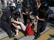 Bei der Protestkundgebung vom Samstag in Moskau sind nach Angaben von Aktivisten über 1300 Menschen festgenommen worden. (Bild: KEYSTONE/AP/PAVEL GOLOVKIN)