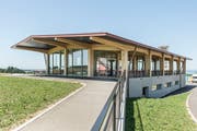 Das Gemeinschaftshaus und Gastrogebäude des Ekkarthofs in Lengwil. Auf den steinernen Sockel setzte Architekt Lukas Imhof eine Konstruktion aus Eschenholz, ausgefacht mit Glas. (Bild: Hanspeter Schiess)