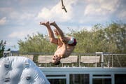 Wie Tarzan an der Liane schwangen sich die Teilnehmer am Seil in Richtung Wasser. (Bild: Reto Martin)