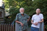 Vater Hanspeter Tobler alias Johnny Lopez und sein Sohn Dominic alias DJ Nikk. (Bild: Adriana Ortiz Cardozo - 23. Juli 2019)