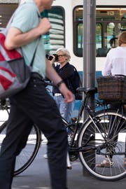 Eine Privatdetektivin observiert in Zürich. (Bild: Gaëtan Bally/Keystone, Zürich, 28. Mai 2018)