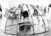 Marisa Merz in einem Iglu von Mario Merz, Fünfte Internationale Kunstmesse Berlin, 1973. (Bild: Angelika Platen 2019, Pro Litteris)
