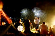 In der ganzen Schweiz finden am 1. August stimmungsvolle Anlässe statt – so wie hier in der Nähe von Genf. (Bild: Salvatore Di Nolfi/Keystone, Cologny 1. August 2017)