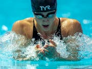 Brustspezialistin Lisa Mamié war bereits im Besitz eines Olympia-Startplatzes, nun trug die Zürcherin auch noch entscheidend zum Erfolg der Lagenstaffel bei (Bild: KEYSTONE/EPA/PATRICK B. KRAEMER)