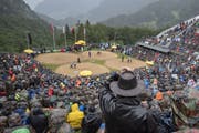 Die Schwingerfans trotzen dem regnerischen Sommerwetter in der Schwingerarena. (Bild: Urs Flüeler/Keystone (Sonntag, 28. Juli 2019))