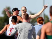Sam Kendricks wird für seine herausragende Leistung auch von seinen Konkurrenten gefeiert (Bild: KEYSTONE/AP/CHARLIE NEIBERGALL)
