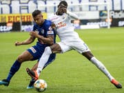 Lucas Alves (links) und Assan Ceesay kämpfen um den Ball (Bild: KEYSTONE/ALEXANDRA WEY)