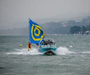 Die Berlinger Flagge flitzt auf Wasserskiern. (Bild: Margrith Pfister-Kübler)