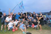 Das Siegerteam samt Staff präsentiert den Pokal an der Meisterfeier im Freibad Hörnli. (Bild: Mario Gaccioli)