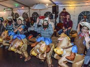 Die Landfrauen am Hörnli überraschen mit ihrem Auftritt als Cowboys. (Bilder: Christoph Heer)