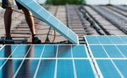 Wer eine Speicherbatterie besitzt, kann mehr vom Strom nutzen, der auf dem eigenen Hausdach produziert wird. (Bild: Christian Beutler/Keystone)