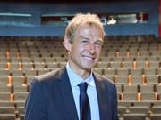Könnte bei seinem Herzensklub VfB Stuttgart bald wieder eine wichtige Rolle übernehmen: der frühere deutsche Bundestrainer Jürgen Klinsmann (Bild: KEYSTONE/EPA DPA/MARTIN SCHUTT)